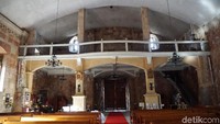Gereja ini dikenal dengan arsitektur yang megah dan kokoh. Hal ini dibuktikan dari pintu gereja yang tebal dan berat untuk menjaga gereja supaya tidak dibobol oleh pihak yang tidak bertanggung jawab (Syanti/detikTravel)