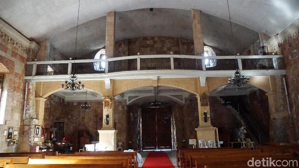 Gereja ini dikenal dengan arsitektur yang megah dan kokoh. Hal ini dibuktikan dari pintu gereja yang tebal dan berat untuk menjaga gereja supaya tidak dibobol oleh pihak yang tidak bertanggung jawab (Syanti/detikTravel) Gereja ini dikenal dengan arsitektur yang megah dan kokoh. Hal ini dibuktikan dari pintu gereja yang tebal dan berat untuk menjaga gereja supaya tidak dibobol oleh pihak yang tidak bertanggung jawab (Syanti/detikTravel)