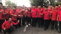 Menurut aku ya ini suatu kesempatan untuk aku juga bisa bantu banyak orang, juga mengedepankan kepentingan banyak orang, terutama di dapil aku. Aku kan tinggal di Kelapa Gading, jadi aku rasakan sendiri. Kalau jadi wakil rakyat setidaknya bisa punya aspirasi yang di sekitar aku dulu nih, kata Tina. (Dok Istimewa).
