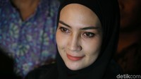 Namun KPK mengungkap isi pesan WA Steffy ke istri pertama Irwandi. Isi WA itu bisa dibaca di sini. Foto: Ari Saputra