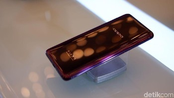 Ada dua pilihan warna yang bisa dipilih, yakni Bordeaux Red dan Glacier Blue. Oppo akan membuka keran pre order mulai dari 18-31 Juli di toko-toko terpilih dan Lazada. Kemudian pengambilan barang pada 4 Agustus dilanjutkan penjualan perdana pada 8 Agustus.  (Foto: detikINET/Adi Fida Rahman)