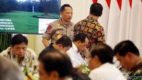 Kapolri Tito Karnavian hadir dalam rapat tersebut.