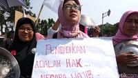 Ratusan emak-emak kumpul untuk lakukan aksi demo di depan Gedung Istana Merdeka