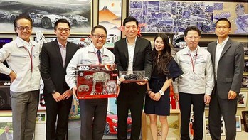 Foto Tan saat berkunjung ke kantor Toyota. (Foto: Instagram)