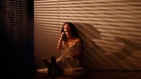 Selain aksi panggung, Lorde juga kerap bermain dengan tata cahaya serta set di atas panggung. Zak Kaczmarek/Getty Images for ARIA