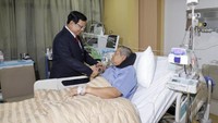 Prabowo tampak bersalaman dengan SBY yang terbaring di ranjang rumah sakit. Prabowo berpesan agar SBY tetap memperhatikan kesehatan (Anung Anindito).