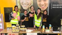 Bersama dengan teman-temannya, di sebuah kafe pun wanita yang berstudi di University of Waikato New Zealand jurusan Psikologi dengan konsentrasi Sosial Politik ini terlihat asyik ngobrol bersama teman-teman. Foto: Instagram @nurulzbshamsul