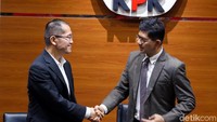 Wakil Ketua KPK Laode M Syarief dan anggota Anti Bribery Commite of Japan (ABCJ) Jepang Tsutommu Hiraichi memberikan keterangan pers di Gedung KPK, Jakarta, Rabu (18/7/2018).