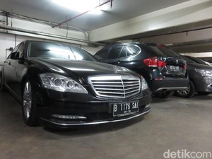 Toyota Crown dan Mercy Bekas Akil Mochtar Tak Laku Dilelang
