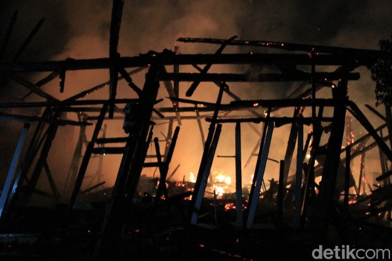 Tiga Rumah di Cangkuang Terbakar, Pemilik Histeris Tiga Rumah di Cangkuang Terbakar, Pemilik Histeris