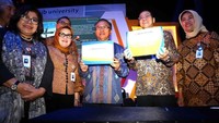 Selain Direktur Utama Bank bjb Ahmad Irfan, turut hadir petinggi dan Komisaris Independen Rudhyanto Mooduto, Pemimpin Divisi bjb University Neneng Hayati, Direktur Operasional Fermiyanti dan Direktur Konsumer & Ritel Suartini usai meresmikan bjb University di Bandung, Jawa Barat, Rabu (18/7). Foto: dok. BJB