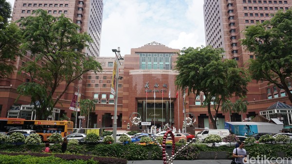 Kawasan Orchard Road juga menjadi jantung kota di Singapura. Banyak turis yang tidak melewatkan berbelanja di sini (Shinta/detikTravel)