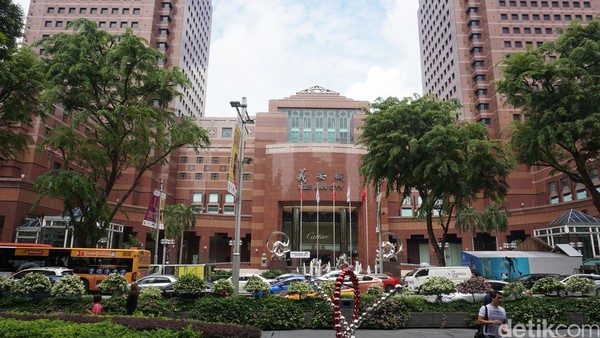 Kawasan Orchard Road juga menjadi jantung kota di Singapura. Banyak turis yang tidak melewatkan berbelanja di sini (Shinta/detikTravel) Kawasan Orchard Road juga menjadi jantung kota di Singapura. Banyak turis yang tidak melewatkan berbelanja di sini (Shinta/detikTravel)