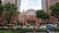 Ada cokelat, baju, koper dan aneka barang lainnya yang dijual dengan harga miring. Bisa jadi opsi belanja murah di kawasan mewah Orchard Road (Shinta/detikTravel)