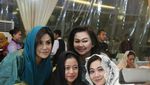 Intip Gaya Puan Maharani Saat Makan dan Minum Jamu Bareng Menteri Lain