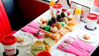 Bagi Anda yang belum pernah mengitari kota London, sebaiknya ikuti tur Brigits Afternoon Tea Bus Tour. Anda bisa menyesap secangkir teh sambil mengitari kota London dari Big Ben ke The Royal Albert Hall. Tersedia juga menu vegan dan non gluten di sini.Foto: DesignMyNight