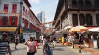 Pecinan di Singapura ini jadi tempat ikonik. Ke sana pun gratis, hanya jika ingin berbelanja dan makan saja yang perlu bayar. Harganya pun serba murah meriah! (Shinta/detikTravel)