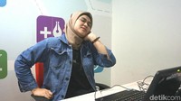 Yang pasti bikin pegal-pegal, terutama di area punggung dan leher. Dilansir dari Times of India, berikut gerakan peregangan yang bisa kamu lakukan di kursi kantor untuk membuat tubuhmu rileks dan bugar kembali.(Model: Yasmin Nur Safira/Foto: Frieda Isyana Putri)