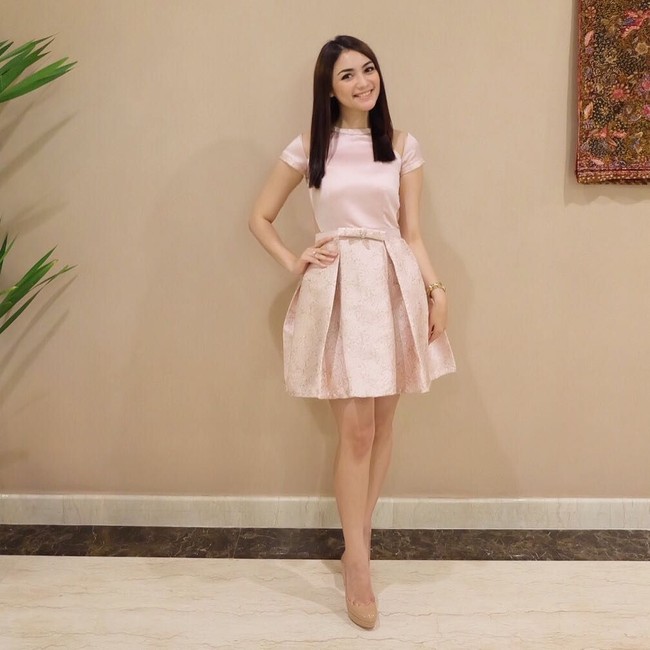 Pemilik nama Citra Kirana ini termasuk artis yang jarang tampil seksi, tapi ia memiliki kaki jenjang yang cantik.  Foto: Instagram