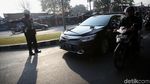 Polisi Alihkan Mobil yang Langgar Ganjil-Genap di Kemayoran