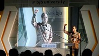 Direktur Utama Bank bjb Ahmad Irfan memberikan sambutan dengan penuh semangat dihadapan ratusan karyawan dan pengunjung yang hadir di acara perkenalan BJB University di Bandung. Foto: dok. BJB