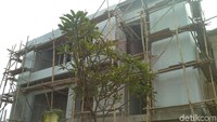 Rumah tiga lantai ini, kini sudah hampir jadi. 