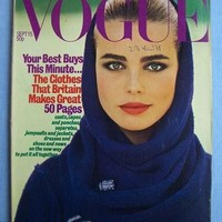 Majalah Vogue sebagai salah satu majalah fashion tertua di dunia pernah menampilkan beragam gaya di sampulnya. Tak terkecuali tren scarf yang pernah hits di tahun 1960-an. Foto: Istimewa