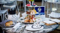  Inginkan suasana minum teh seperti di film Alice in The Wonderland? Datang saja ke The Sanderson Hotel. Pengunjung serasa berada di dalam lubang kelinci yang dimasuki Alice. Tersedia menu Alices Drink Me yang terbuat dari cinnamon, apel, dan buah pir. Minuman ini bisa diminum setelah Anda menyesap secangkir teh. Foto: DesignMyNight