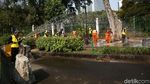 Aksi Pasukan Oranye dan Damkar Bersihkan Trotoar Monas