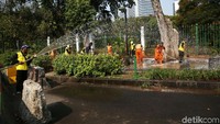 Selain membersihkan trotoar, petugas juga menyirami taman di sepanjang trotoar.