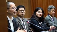 Hadir dalam keterangan pers itu (kiri-kanan) anggota Anti Bribery Commite of Japan (ABCJ) Jepang Tsutommu Hiraichi, Wakil Ketua KPK Laode M Syarief, Kepala Satuan Tugas Unit Swasta Direktorat Pendidikan dan Pelayanan Masyarakat KPK Roro Wide Sulistyowati, dan Ketua ABCJ Kengo Nishigaki.