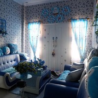 Ruang tamu dengan sofa biru-putih ini dihiasi wallpaper bergambar kepala Doraemon. Ada pula hiasan bunga berwarna senada, tak ketinggalan tirai dan hiasan dinding serta bantal sofa Doraemon. Foto: Instagram/@reghinakarwur