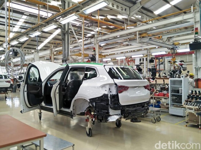 BMW secara konsisten tingkatkan aktivitas produksinya di Indonesia. Hal itu sejalan dengan pertumbuhan pasar akan mobil-mobil mewahnya tersebut. Dengan menambah investasi, kini tiap harinya pabrik lokal BMW Indonesia bisa memproduksi 16 unit. Berarti, tiap sejam sekali ada 2 unit BMW lokal yang terlahir.