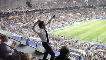Selebrasi ikonik Macron ini terjadi pada final Piala Dunia 2018 yang berkesudahan 4-2 untuk kemenangan Prancis. Foto: 9GAG
