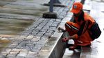 Aksi Pasukan Oranye dan Damkar Bersihkan Trotoar Monas