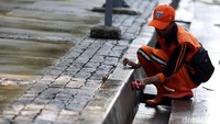 Pembersihan dilakukan untuk memberikan kenyaman bagi pengunjung yang datang ke ikon ibukota negara.