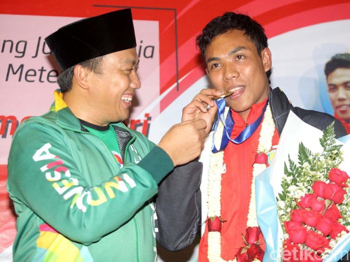 Lalu Muhamad Zohri saat tiba di tanah air. (Foto: Grandyos Zafna/detikcom) Lalu Muhamad Zohri saat tiba di tanah air. (Foto: Grandyos Zafna/detikcom)
