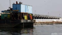Sebelumnya, nelayan Dadap Kecamatan Kesambi, Kabupaten Tangerang memprotes pembangunan jembatan penghubung menuju pulau reklamasi di muara Sungai Dadap.