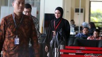 Steffy datang ke KPK dengan mengenakan gamis hitam dengan warna kerudung yang senada.  