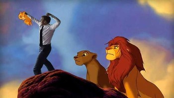 Masih ingat film The Lion King? Ternyata ada Macron juga di sana. Foto: 9GAG