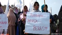 Tuntutan mereka melakukan aksi yaitu pemerintah harus menstabilkan harga sembako yang saat ini tengah mahal