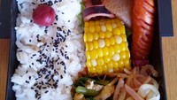 Kalau punya cukup waktu buat memasak banyak lauk, bisa contoh bekal yang satu ini. Ada ayam, cumi, sosis, jagung hingga tumis sayur. Foto : instagram @momo.mama