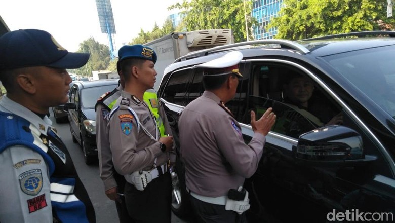 Sosialisasi Ganjil-Genap di Slipi, Ratusan Pengendara Ditegur Sosialisasi Ganjil-Genap di Slipi, Ratusan Pengendara Ditegur