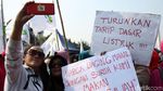 Emak-emak Bawa Wajan Demo di Istana