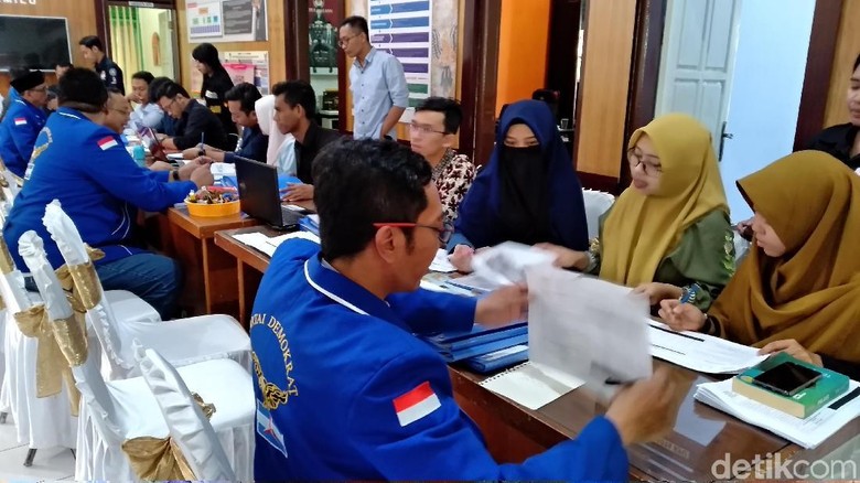 KPU Malang Kembalikan Berkas Bacaleg yang Tak Lengkap KPU Malang Kembalikan Berkas Bacaleg yang Tak Lengkap