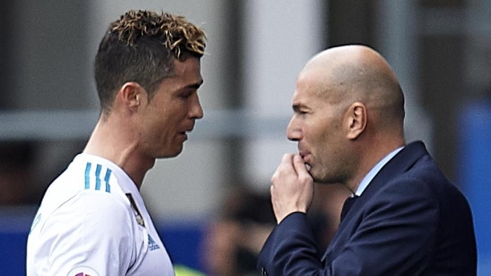 EIBAR, SPAIN - MARCH 10:  coach Zinedine Zidane (R) of Real Madrid CF gives instructions to his player Cristiano Ronaldo (L) during the La Liga match between Eibar and Real Madrid at Estadio Municipal de Ipurua on March 10, 2018 in Eibar, .  (Photo by Juan Manuel Serrano Arce/Getty Images)
