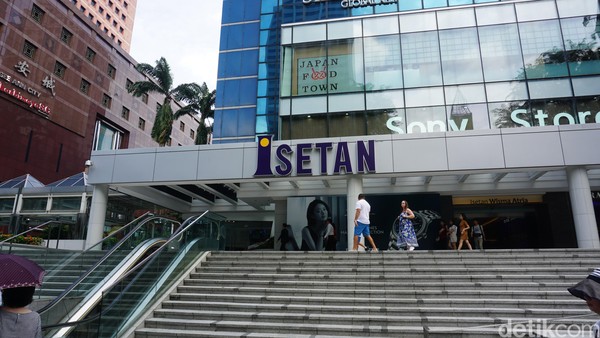 Orchard Road punya berbagai shopping mall yang bisa dikunjungi. Salah satunya adalah Mal ISetan (Shinta/detikTravel)