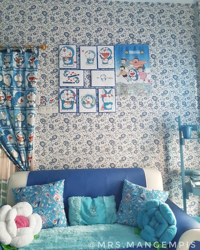 Rumah Reghina Karwur yang berlokasi di Sulawesi Utara itu cukup terlihat mencolok dari luar karena eksterior berwarna serba biru terang. Ada pula aksen putih yang semakin menambah kental nuansa Doraemon, yang memang memiliki warna putih-biru. Foto: Instagram/@reghinakarwur