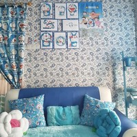 Rumah Reghina Karwur yang berlokasi di Sulawesi Utara itu cukup terlihat mencolok dari luar karena eksterior berwarna serba biru terang. Ada pula aksen putih yang semakin menambah kental nuansa Doraemon, yang memang memiliki warna putih-biru. Foto: Instagram/@reghinakarwur