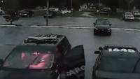 Tak lama, polisi tersebut masuk lagi ke dalam mobil (Foto: Dok. US Police Department)